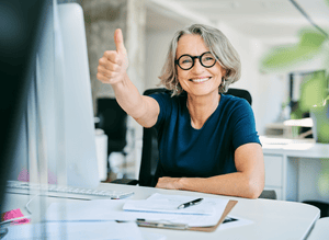Eine Bürokraft von Ermeling & Söhne am Schreibtisch